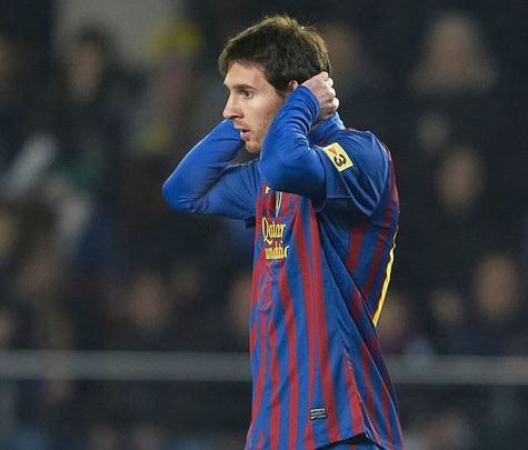 Messi đang bị đối phương chăm sóc quá kỹ càng